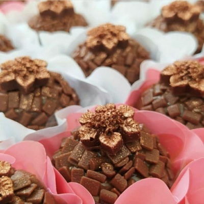 Doces de chocolate com cubos em forminhas rosa e branca