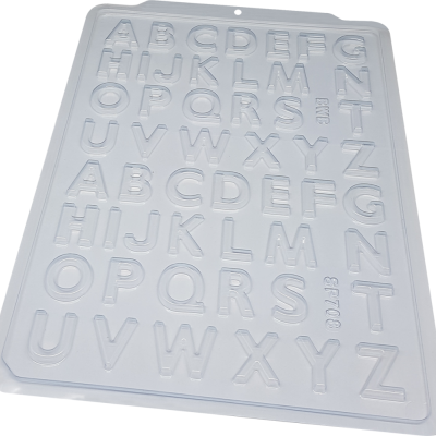 Molde plástico transparente com letras do alfabeto em maiúsculas