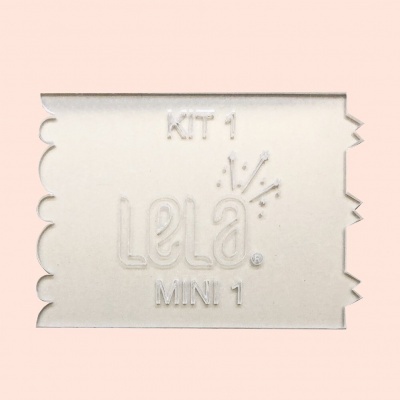 Régua plástica branca com texto em relevo KIT 1 LeLa MINI 1 e símbolo gráfico