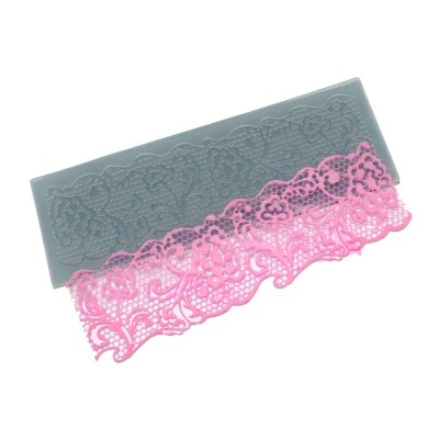 Molde de silicone cinza com padrão de renda cor de rosa