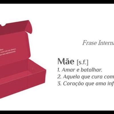 Caixa vermelha aberta com texto interior sobre o significado de 'Mãe' em português.