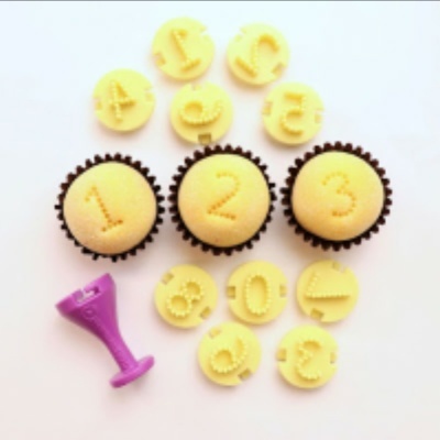 Carimbos numéricos de silicone amarelos e roxos com números 0 a 9