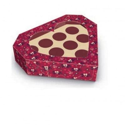 Caixa coração vermelha com janela transparente mostrando biscoito com pontos