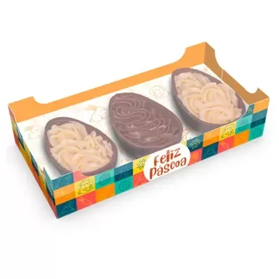 Três ovos de chocolate para Páscoa em embalagem colorida com frase feliz Páscoa