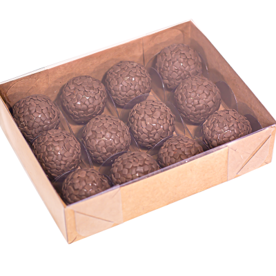 Caixa de bombons de chocolate com tampa transparente, contendo 12 bombons texturizados.
