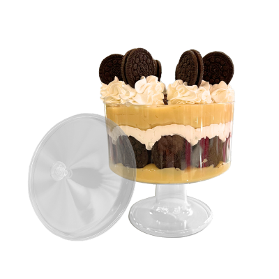 Taça de vidro com sobremesa de camadas de creme, chantilly e bolachas Oreo.