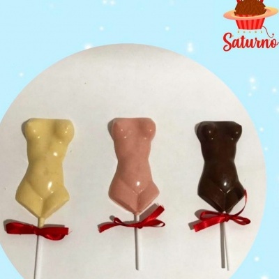 Pirulitos em forma de torso feminino em três cores diferentes com laços vermelhos