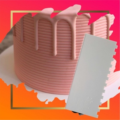 Bolo rosa com cobertura a escorrer e espátula branca dentada