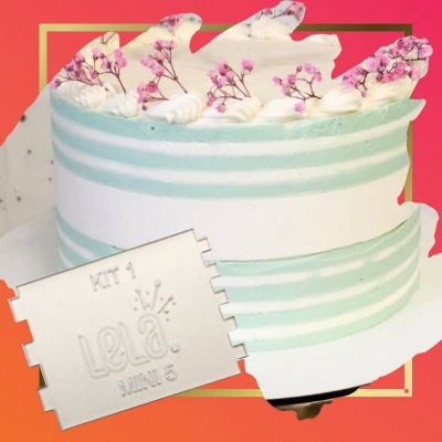 Bolo verde-água e branco com flores cor de rosa e etiqueta KIT 1 LEILA MINI 5