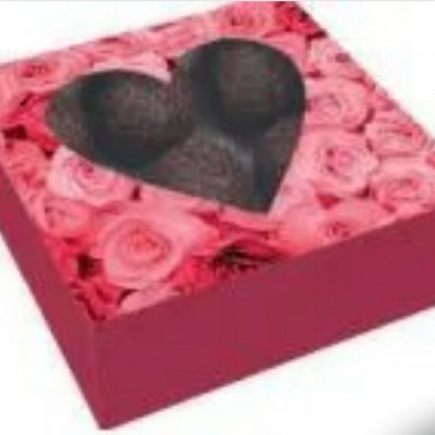 Caixa rosa com tampa de padrão de rosas e janela de coração