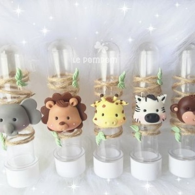 Tubos de ensaio transparentes com tampas brancas e decorações de animais coloridos em relevo