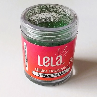 Frasco de glitter decorativo verde com rótulo vermelho e branco