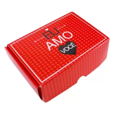 Caixa vermelha de cartão com padrão de corações e texto Eu Amo Você