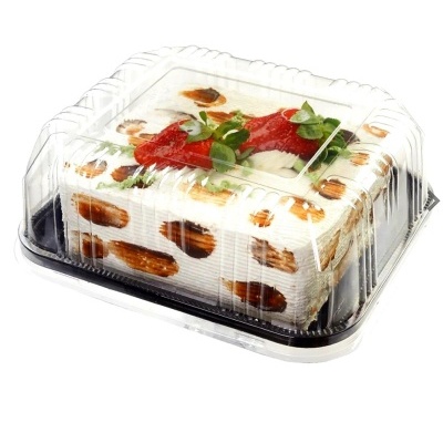 Bolo decorado com morangos em embalagem plástica transparente