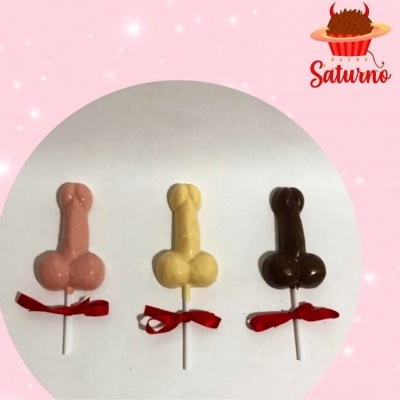 Três pirulitos em forma de pênis com laços vermelhos