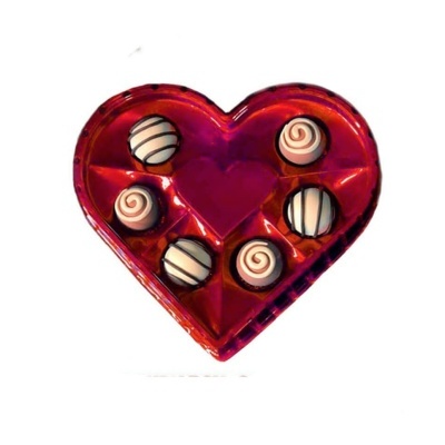 Caixa vermelha em forma de coração com seis bombons decorados