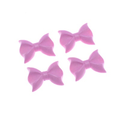 Quatro laços de plástico cor-de-rosa sobre fundo branco