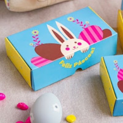 Caixa de presente azul com coelho e texto Feliz Páscoa.