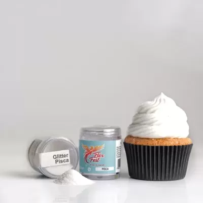 Cupcake com cobertura branca ao lado de dois frascos de glitter etiquetados 'Glitter Písca' e 'Písca'