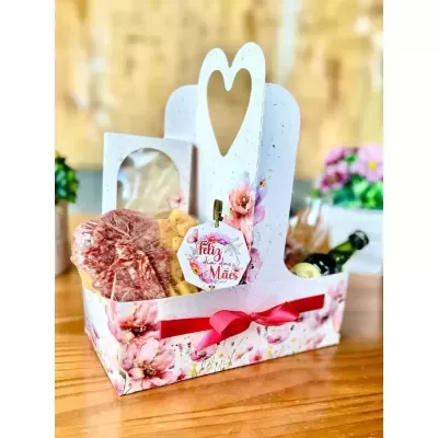 Cesto decorativo branco com flores, fita vermelha, enchidos, queijo, garrafa de bebida e etiqueta Feliz dia das Mães