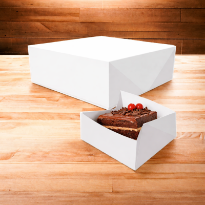 Pedaço de bolo de chocolate em caixa branca sobre mesa de madeira