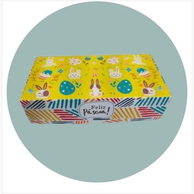 Caixa de Páscoa colorida com coelhos e ovos decorativos.