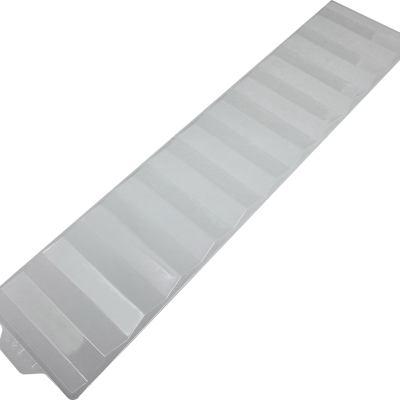 Organizador branco de plástico com doze divisórias, fundo branco