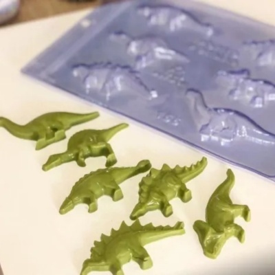 Moldes azuis para figuras de dinossauros com figuras verdes