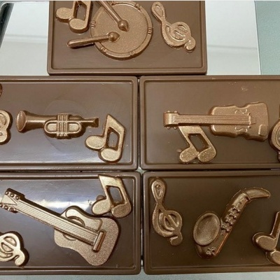 Blocos de chocolate com decorações douradas de instrumentos musicais
