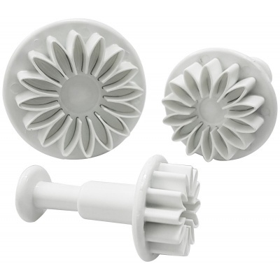 Três cortadores de massa de plástico branco em formas de flor