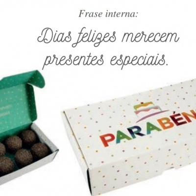 Caixa de cupcakes com tampa com a palavra PARABÉNS!