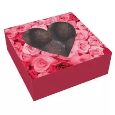 Caixa vermelha com tampa de rosas e três bombons visíveis em recorte em forma de coração