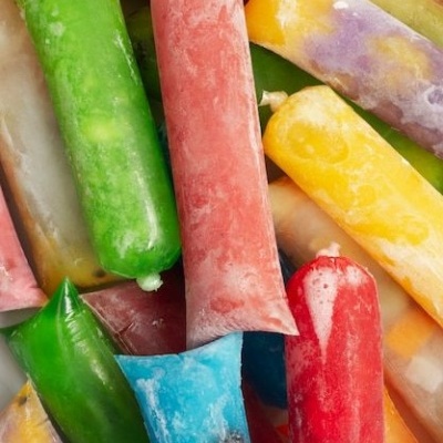 Gelados em sacos plásticos coloridos congelados