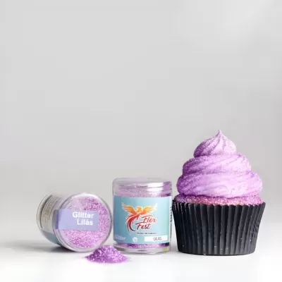 Dois frascos de glitter lilás e um cupcake com cobertura roxa sobre fundo branco