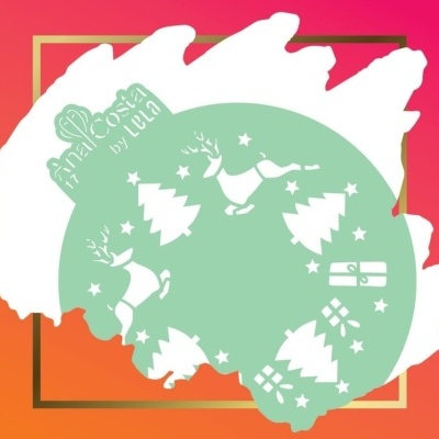 Gráficos natalícios brancos em círculo verde com texto Feliz Natal by Luna em fundo gradiente vermelho e laranja