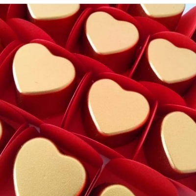 Corações dourados dentro de caixas vermelhas em forma de coração