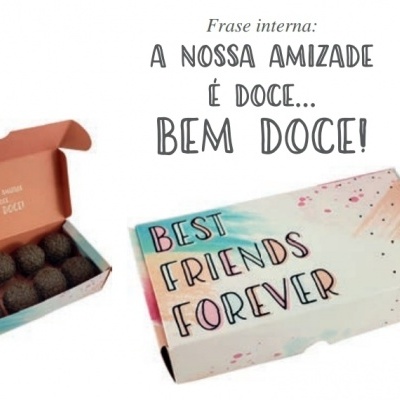 Caixa de brigadeiros decorada com texto em inglês e português