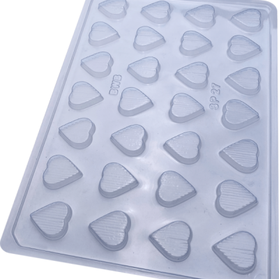 Forma de plástico transparente com cavidades em formato de coração