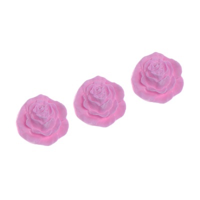 Três flores artificiais rosas claras com textura aveludada num fundo branco