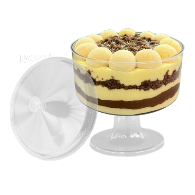 Sobremesa em taça de vidro com camadas de creme e chocolate e bolinhas amarelas no topo