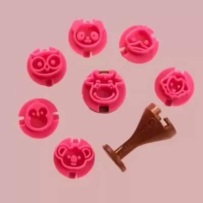 Conjunto de carimbos de silicone rosa com desenhos de animais e um carimbo castanho em fundo rosa