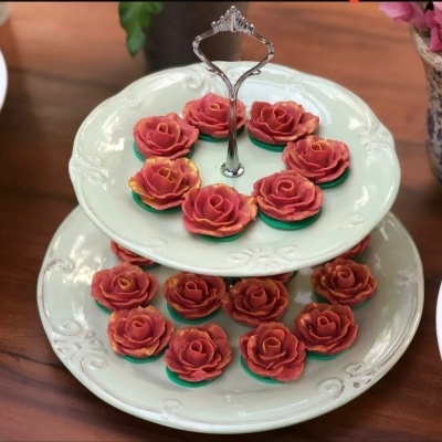 Suporte de dois andares com cupcakes em forma de rosas vermelhas