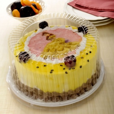 Bolo colorido decorado e embalado em plástico transparente