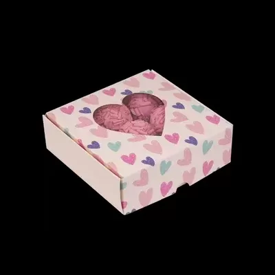 Caixa de cartão com corações coloridos e janela em forma de coração