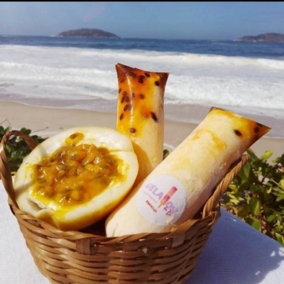 Cesto com gelados de maracujá na praia