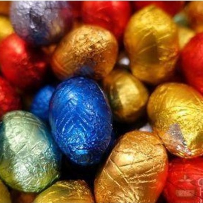 Ovos de chocolate embrulhados em papel alumínio colorido e texto COMIDAS RECEITAS