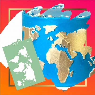 Objeto cilíndrico azul com mapa-múndi dourado e cartão verde com desenho de mapa