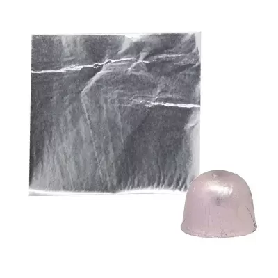 Cápsula de café rosa metálico ao lado de saco cinzento rugoso