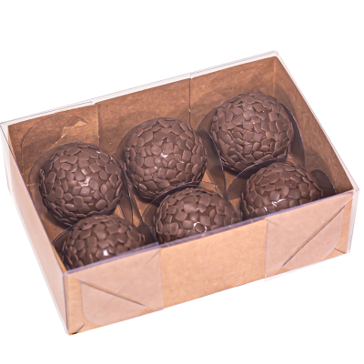 Caixa de cartão com seis bolas decorativas castanhas escuras com textura