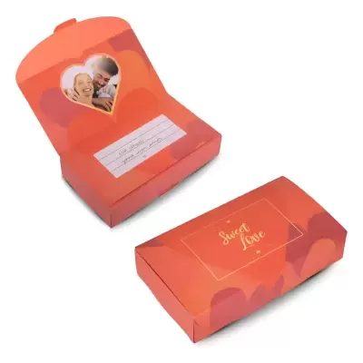 Caixa de cartão vermelha decorativa com texto Sweet Love